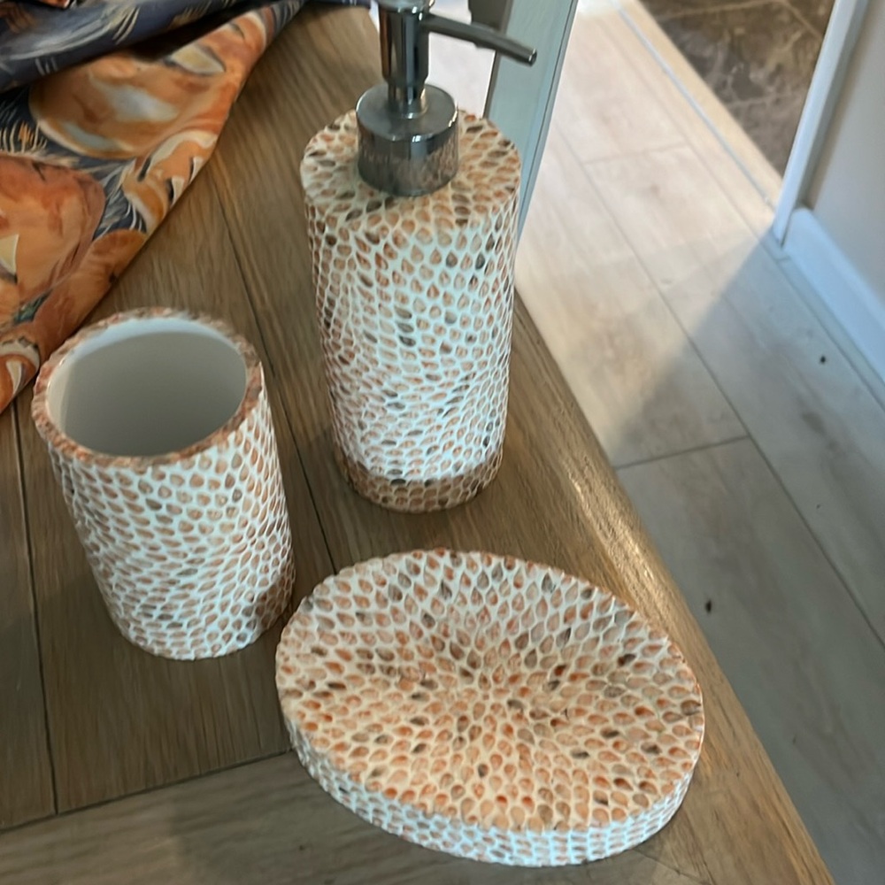 Bathroom vanity set